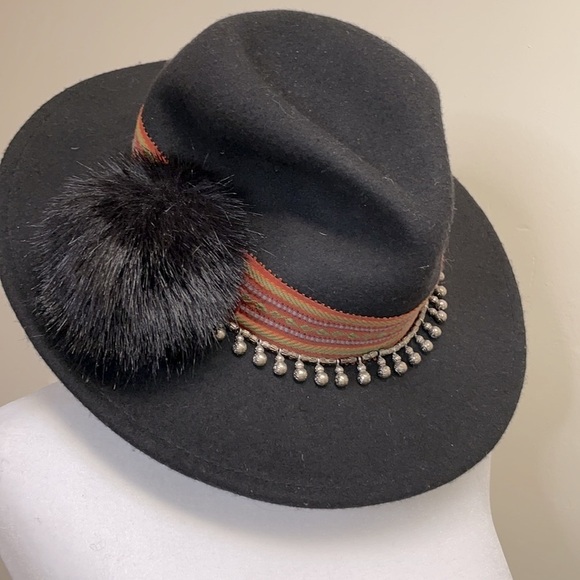 Zara Accessories - Zara Black Hat w/ Pom Pom